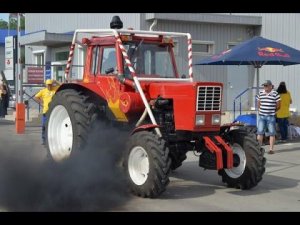 Перед тракторными гонками Бизон-Трек-Шоу 2015