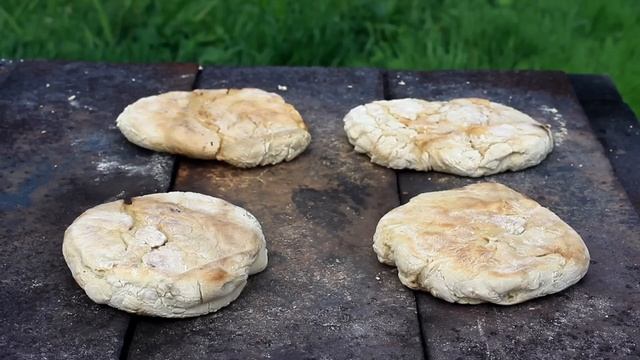 Life in a mountain village, baking bread with mushrooms. The cheapest bread in the world. смотреть онлайн