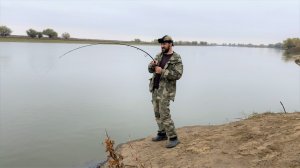 ВОТ ЭТО УДАРЫ! ПОПАЛ НА ЖОР СУДАКА. Осенняя рыбалка на хищника в Астрахани.