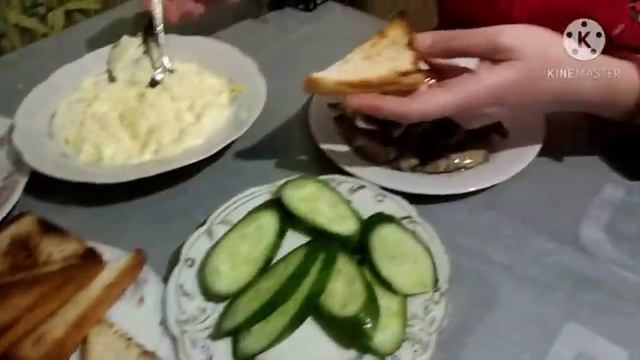 #бутерброды со шпротами#,легкая закуска#,быстро и вкусно#,закуска под водочку!#