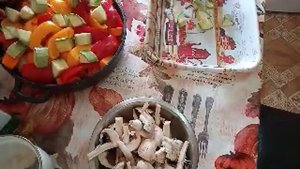 Куриные ножки с овощами на сковороде