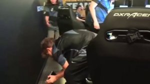 Жесть Люсик разбил свой Айпад на куски миталом прямо на турнире