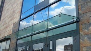 Стеклянные козырьки в СПб / Навесы из стекла «под ключ»