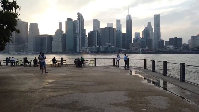 Нью-Йорк глазами местного: прогулка под Бруклинским мостом смотреть онлайн