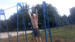 Подъем ног в висе на турнике. 37 лет.