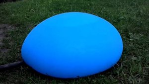 Надуваю огромный шарик с водой 150 литров! и он лопается!!!!!!!!!!!!!!!