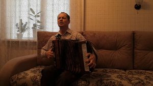 На гармошке Вишня белоснежная цветёт