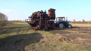 выезд картофелеуборочного комбайна КПК 2 в поле