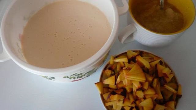 Желе из ряженки со свежими персиками