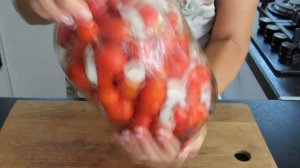 Помидоры с луком и базиликом в медовом маринаде без уксуса. Рецепты Алины.