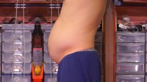 "Беременный" худой мужик с массой тела 87 кг, ростом 186 см втягивает свой огроменный живот, "ПУЗАН