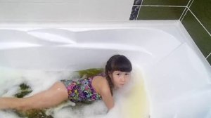 цветная пена в ванной купание  rainbow foam
