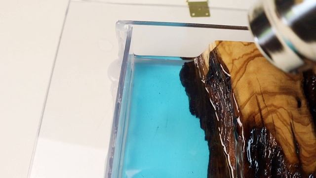 Piccola lampada in resina e ulivo смотреть онлайн