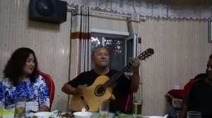 Мужик Играет и поет на гитаре Супер !!!