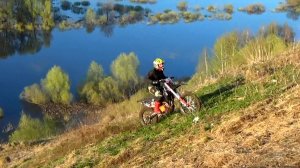 Подъем в огромную гору на мотоцикле