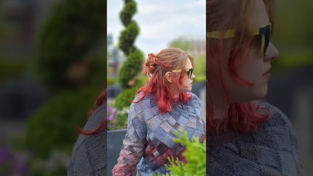 Свитер с круглым воротом в джинсовых оттенках с яркими алыми пятнами смотреть онлайн