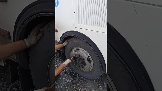 как снять колесо на автобусе Паз и проверить колодки в следующем видео смотреть онлайн