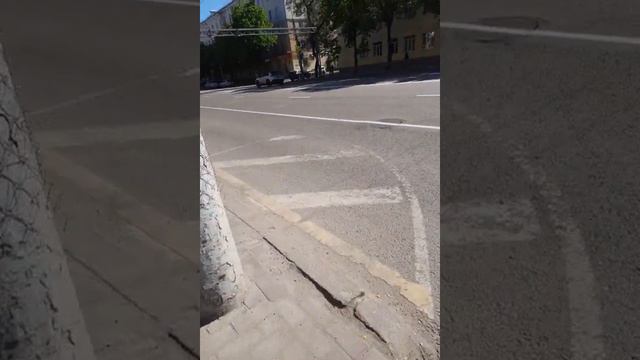 Парковка на тротуаре через выделенную полосу для общественного транспорта и желтую линию