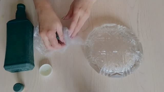 Декор бутылки с помощью советского хрусталя и современной подложки для рыбы :):):)