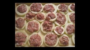 фаршированные фаршем кабачки с помидором