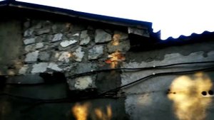 Закопал бочку для воды возле гаража.