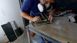 Заусовка углового элемента керамогранита с двух сторон. Сложная заусовка керамогранита.