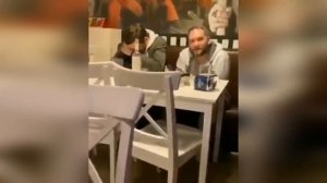 Толерантненько. Два мужика целуются в кафе отдыхаем!