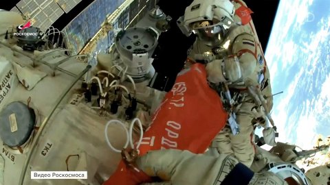 Российские космонавты развернули копию Знамени Победы на одном из модулей МКС