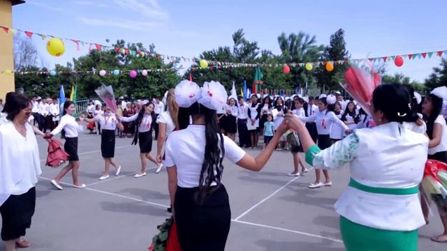 Трогательная песня на последнем звонке. Школа №96 имени Н.Примбердиева. Баш-Булак смотреть онлайн