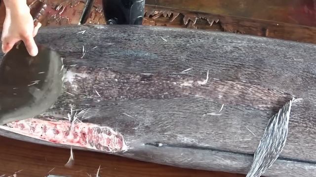 300KG / $10,000 Giant Bluefin Tuna and Marlin Cutting For Making Luxurious Sashimi and Sushi смотреть онлайн