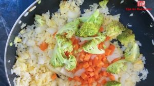 Классный завтрак - Жареный рис с яйцом и овощами по - Вьетнамски | еда во Вьетнаме