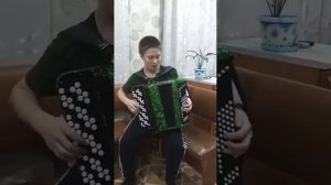 «Полюбила парня девчоночка», исполняет Максим Кабалин