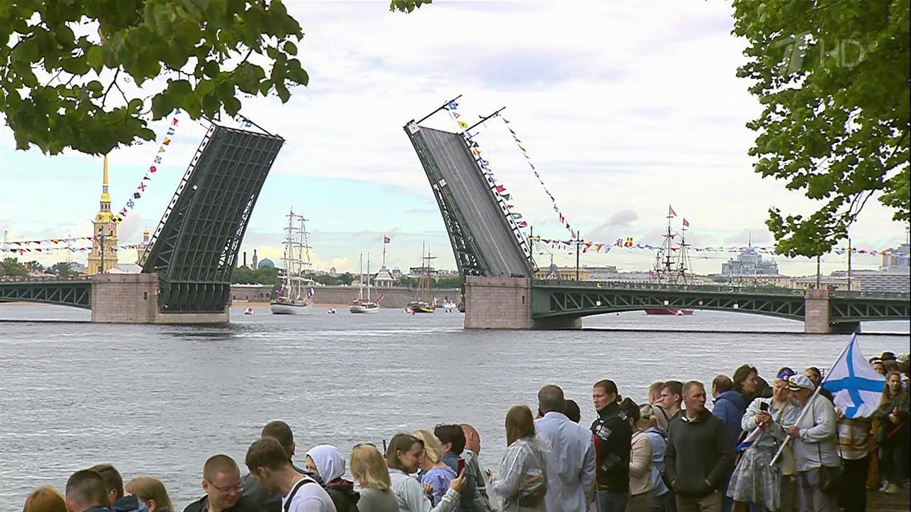 Сегодня вся Россия на одной волне салютует военно-морскому флоту