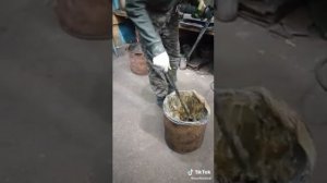 Набираем шприц солидолом