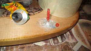 Отпала декоративная накладка с дивана, из дерева. Установка на место.