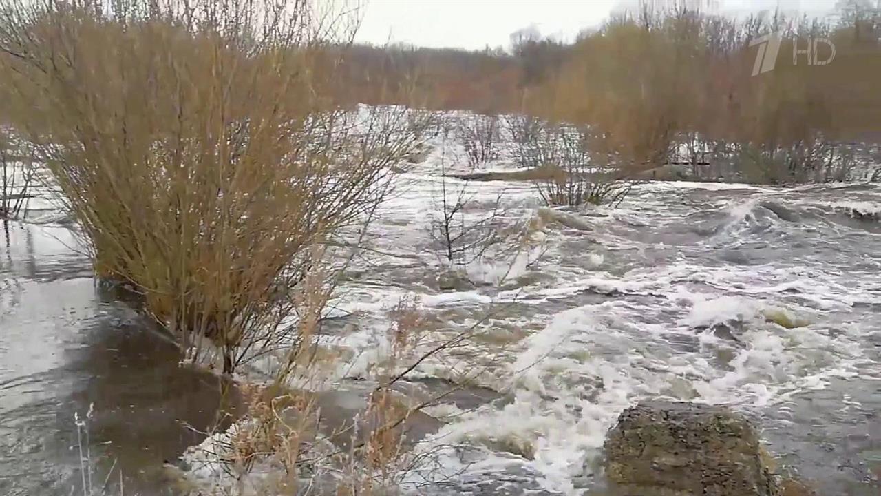 Паводок. Весеннему половодью на волге. Весеннее половодье. Летнее половодье. Весенний паводок.