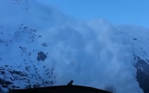 Сход лавины засняли на камеру.mp4