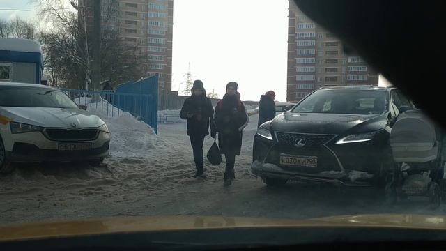 не знает знаков очень грубо нарушает.мешает движению! смотреть онлайн