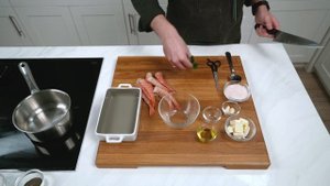 Лангусты запечные с чесноком, сливочным маслом и петрушкой