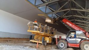 Копия видео "Установка сендвич панелей с помощью Haulotte H15SX"