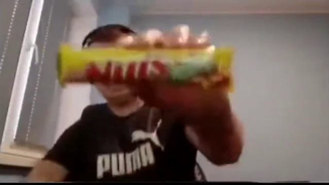 Мем с батончиком Nuts (мем)