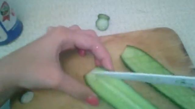 Как правильно разрезать огурец смотреть онлайн