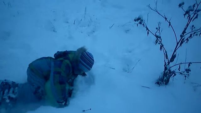 лопаем воздушные шарики на снегу полный ржач))))))))))) смотреть онлайн