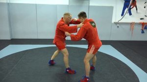Бросок через спину с колен после выведения из равновесия
