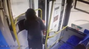 В Казани дверьми автобуса зажало ребенка