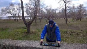 Отжимания на доске ( платформе) на свежем воздухе  на парковом озере и набережной.