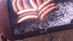 Готовлю колбаски на мангале
