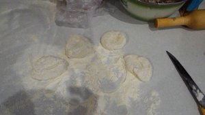 Треугольные пирожки со скумбрией (рыба консерва).