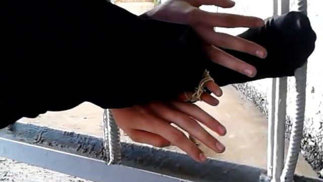 Мизинчиковый захват ноги смотреть онлайн