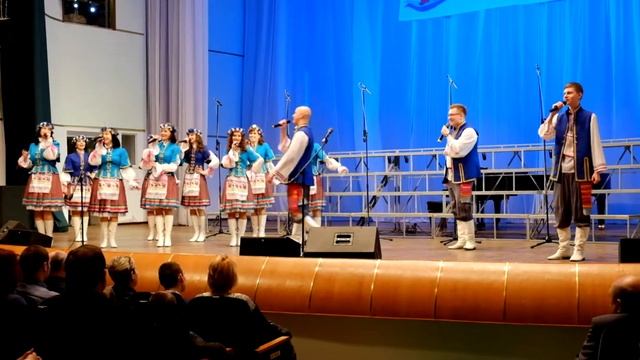 Хор Крынiчка (Фольклорный состав) - Попурри из народных песен смотреть онлайн